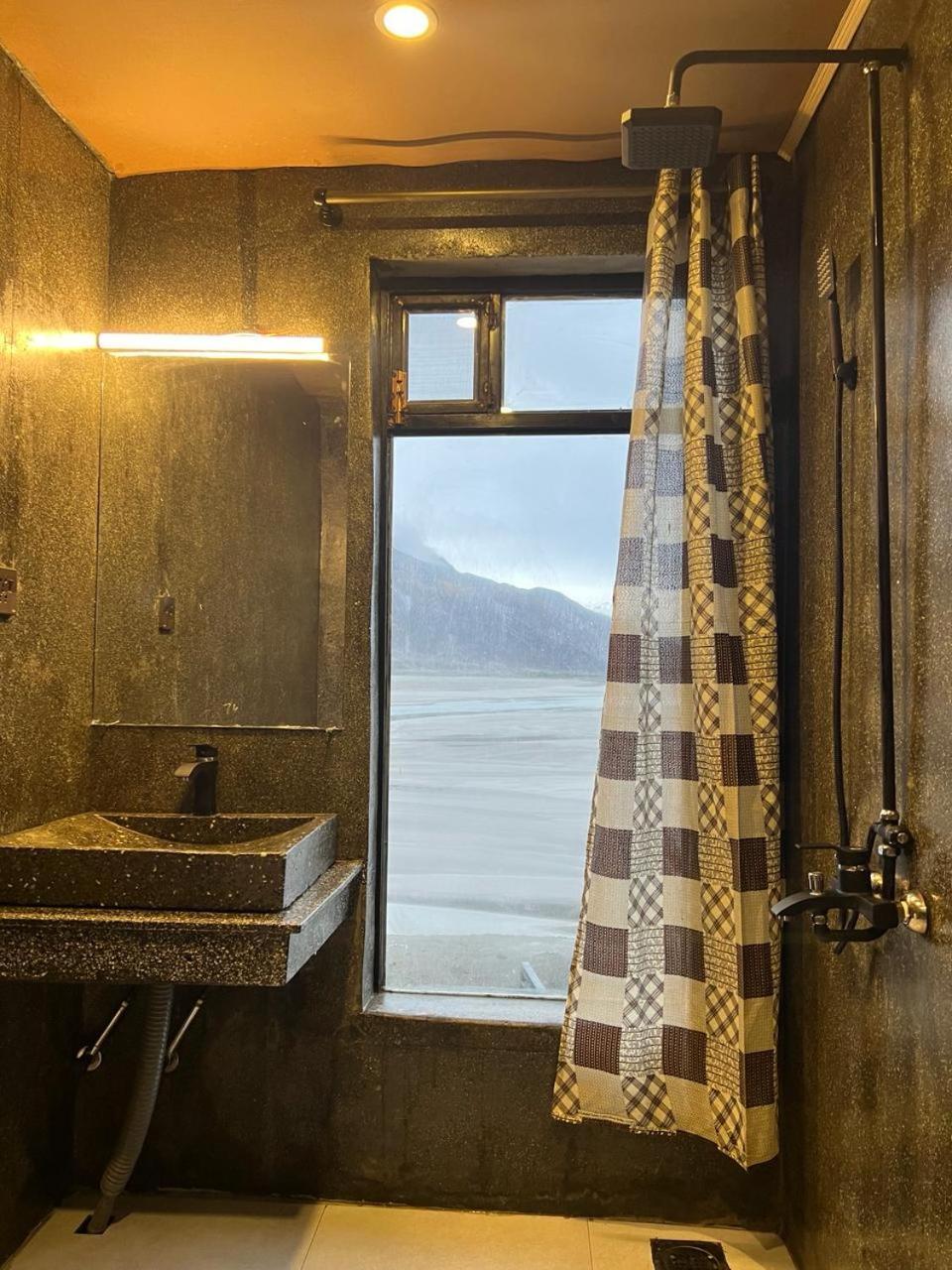 Eat And Read Hotel Skardu Phòng bức ảnh